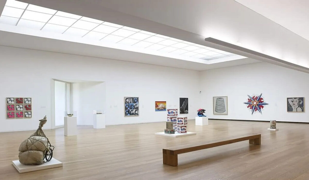 Sala del Museo de Arte Contemporáneo de Serralves con cuadros