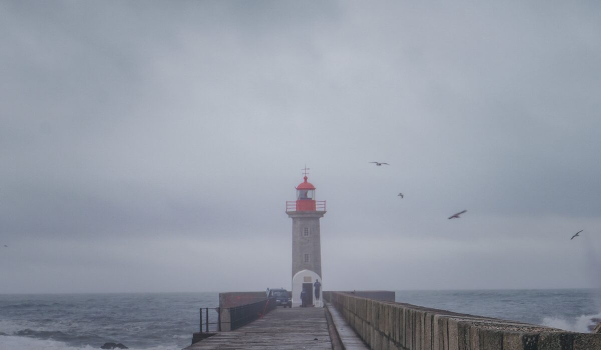 Faro de Filgueiras en un día nubloso y lluvioso