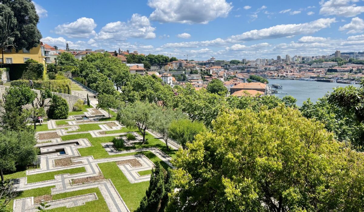 Jardines del Palacio de Cristal y la ciudad de Oporto al fondo