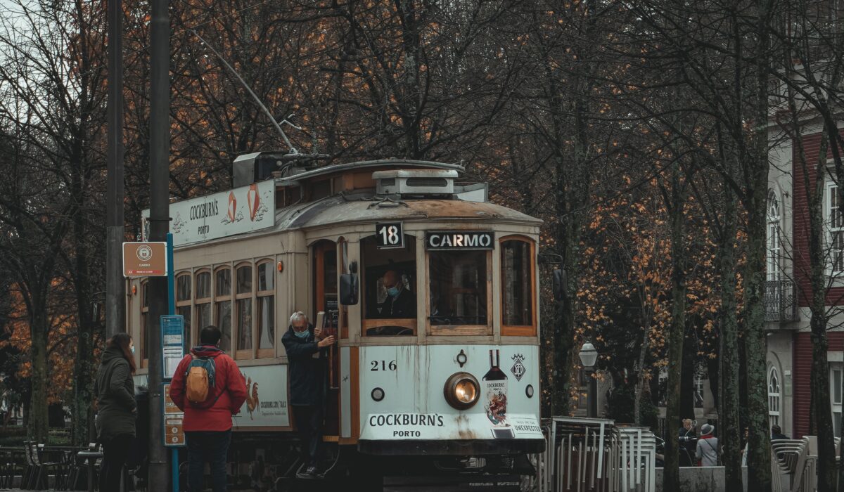 Tranvía histórico en las calles de Oporto