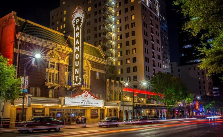 Vista exterior del Teatro Paramount en Austin, Texas.