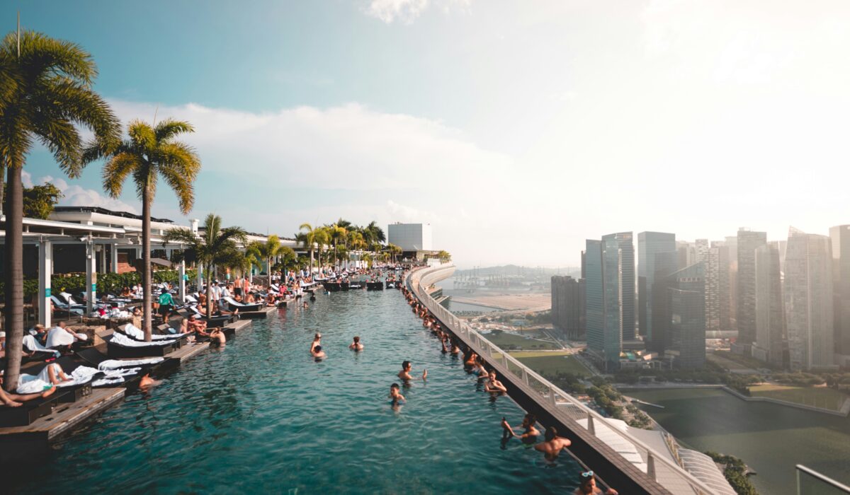 Piscina infinita en el Marina Bay Sands con el skyline de Singapur de fondo