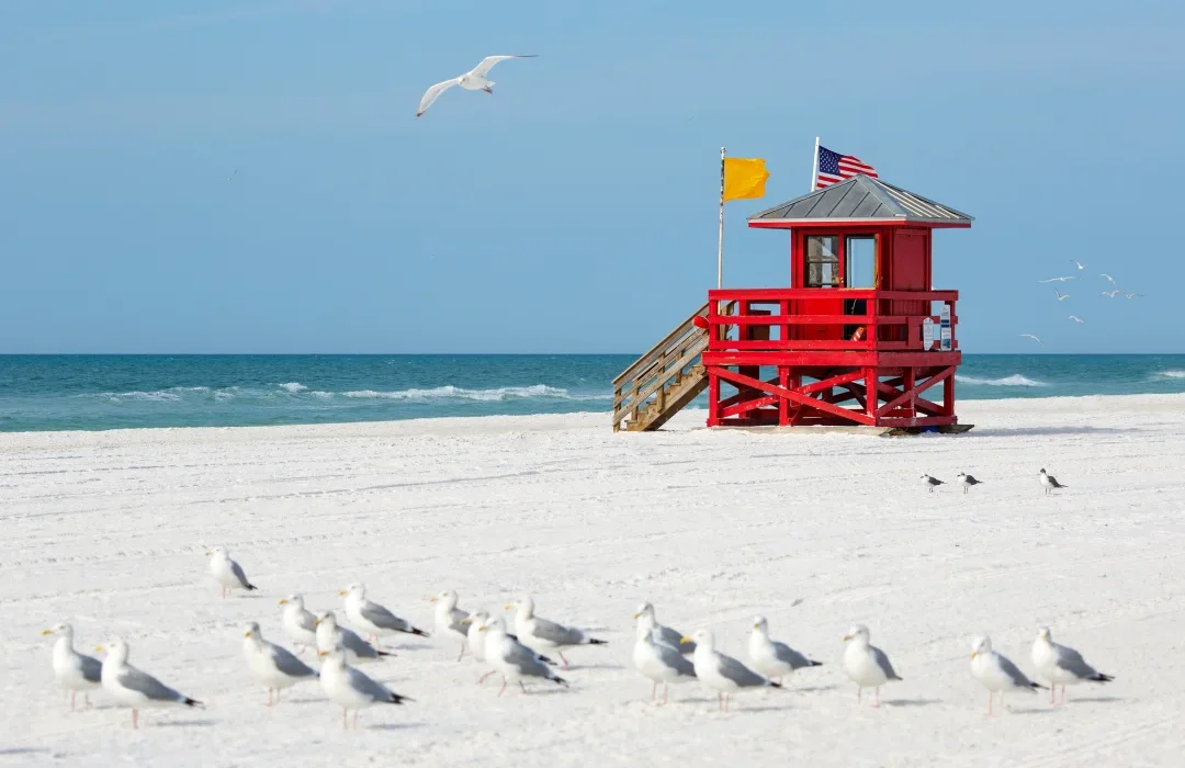 Vista panorámica de Siesta Key Beach con su arena blanca y aguas cristalinas.