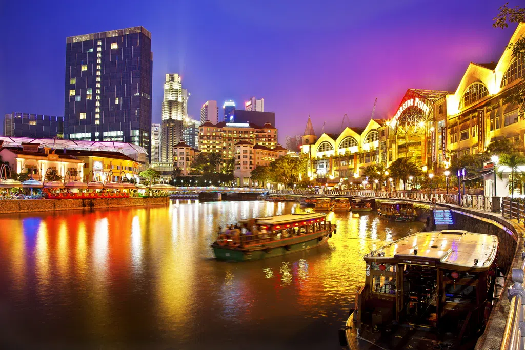 Vista nocturna de Clarke Quay iluminado en Singapur