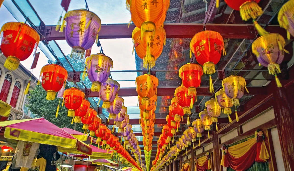 Vista de Chinatown en Singapur con sus vibrantes calles y arquitectura tradicional