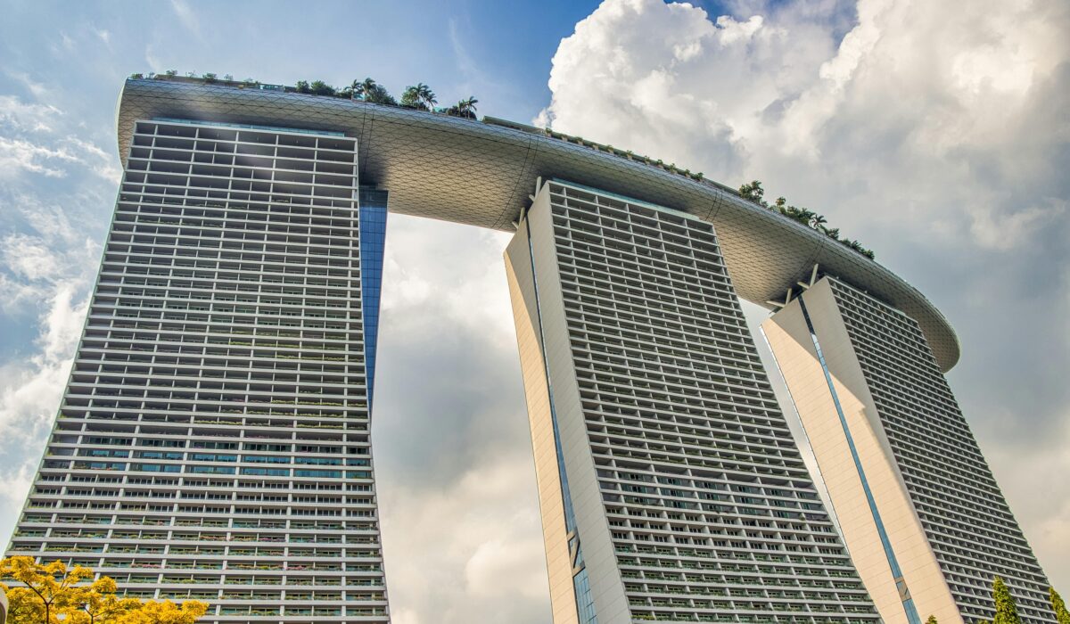 Vista del Marina Bay Sands desde la base, mostrando su arquitectura única