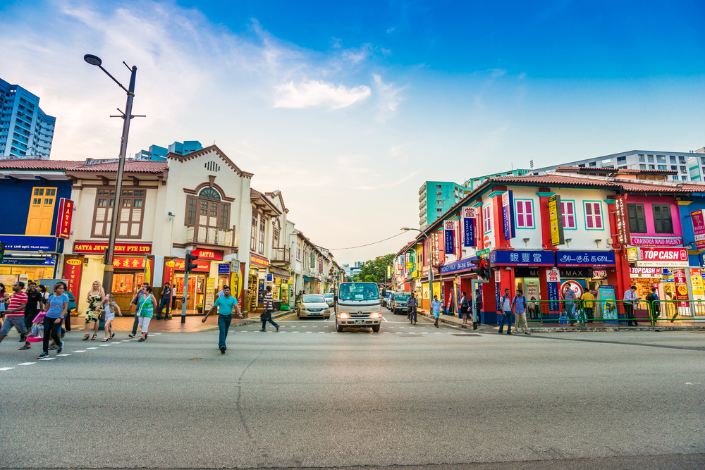 Vista vibrante del barrio de Little India en Singapur, con calles llenas de colores y cultura