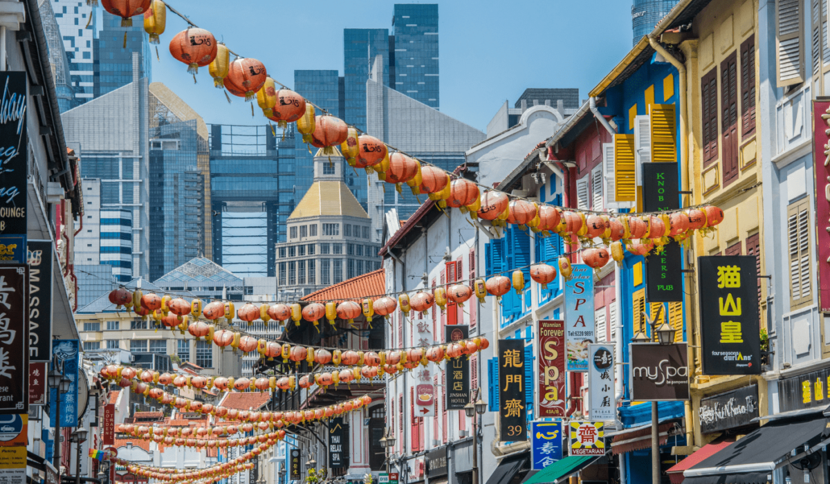 Calles de Chinatown con carteles chinos y decoraciones tradicionales