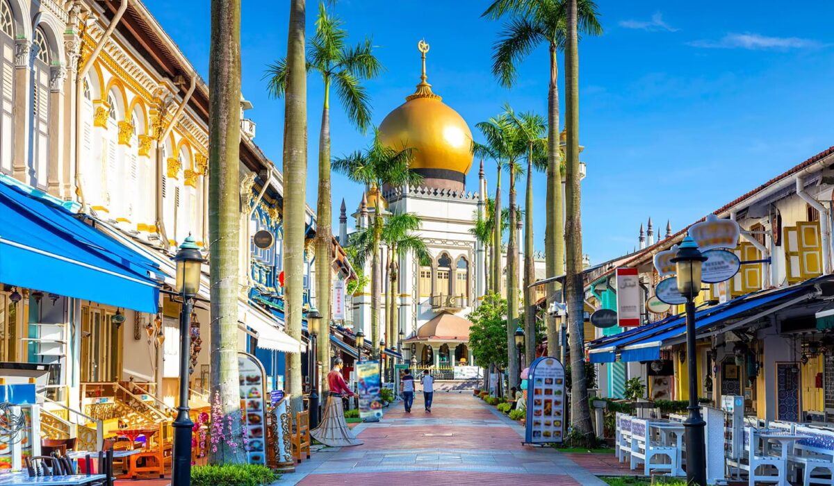 Calle de Kampong Glam con la Mezquita del Sultán y tiendas vibrantes.