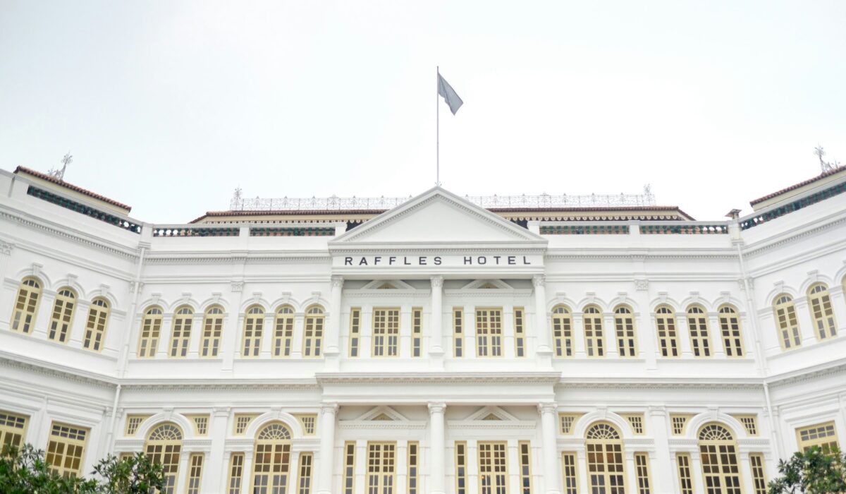 Vista exterior del Raffles Hotel, un ícono de lujo en Singapur