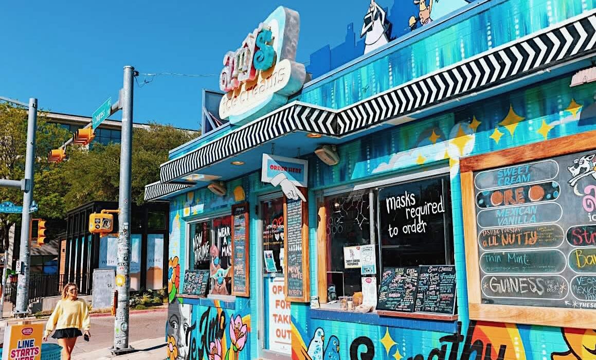 Tiendas y boutiques coloridas en South Congress Avenue, Austin.