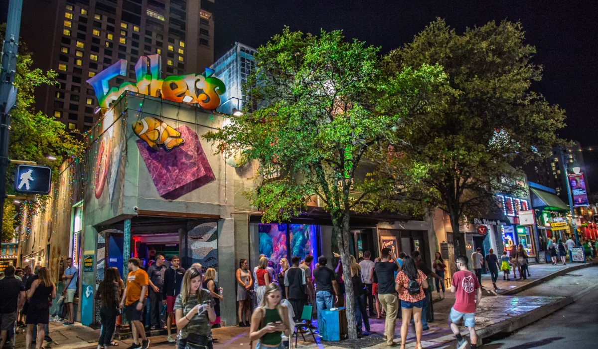 Vista del ambiente nocturno en la 6th Street de Austin, Texas.