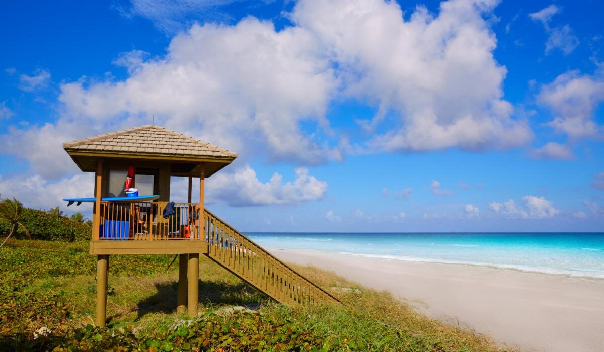 Playa de Delray Beach en Florida, con arena blanca y aguas turquesas.