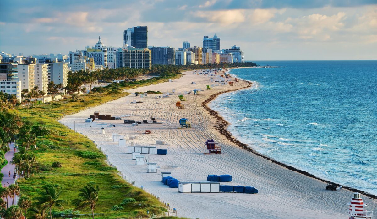 Vista de South Beach con su icónica costa y vibrante ambiente urbano.