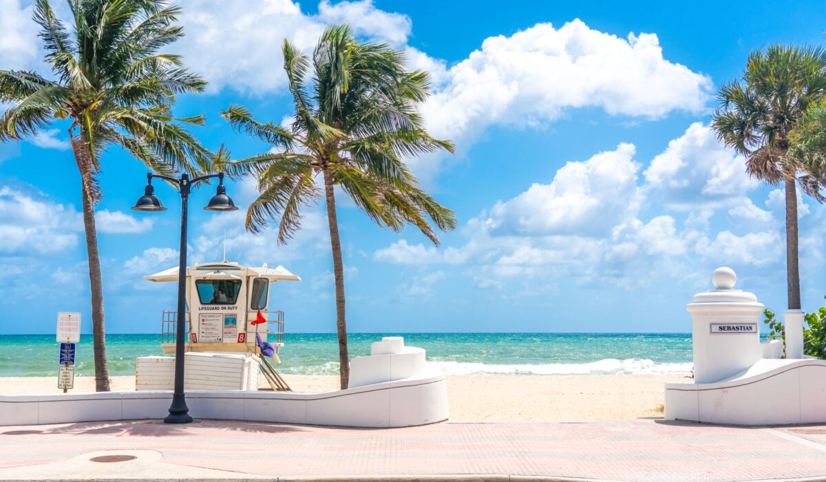 Playa de Fort Lauderdale con palmeras y arena dorada.