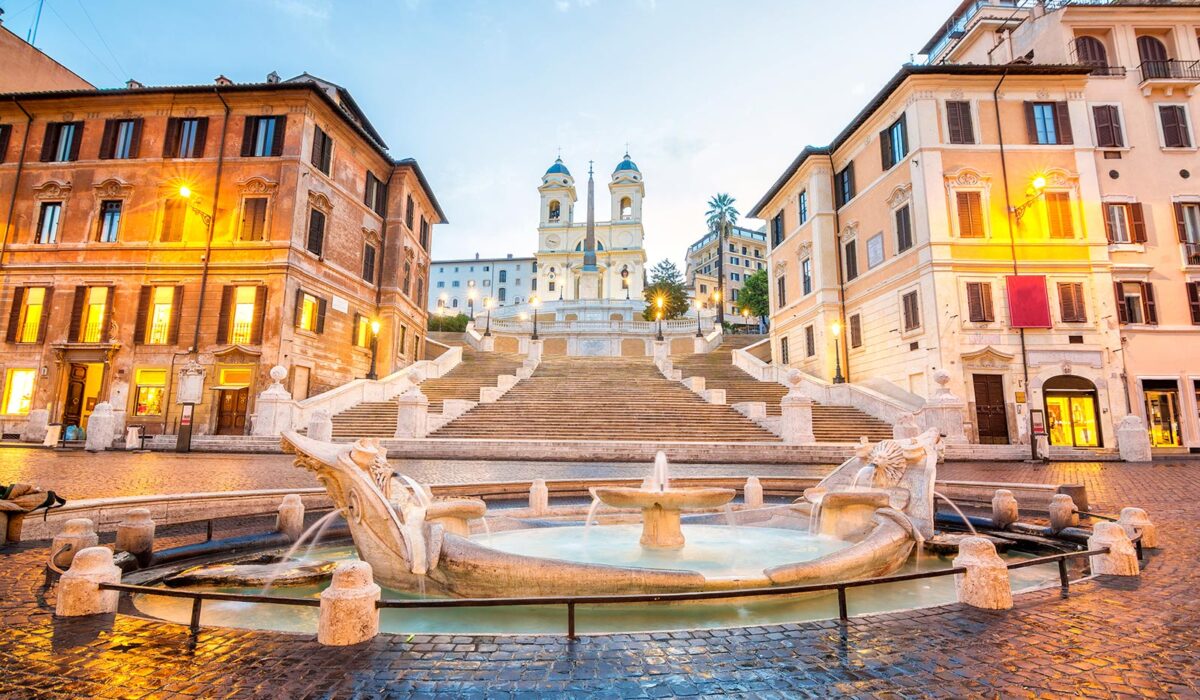 Vista de la Piazza di Spagna, famosa plaza con la escalinata de la Trinidad de los Montes.