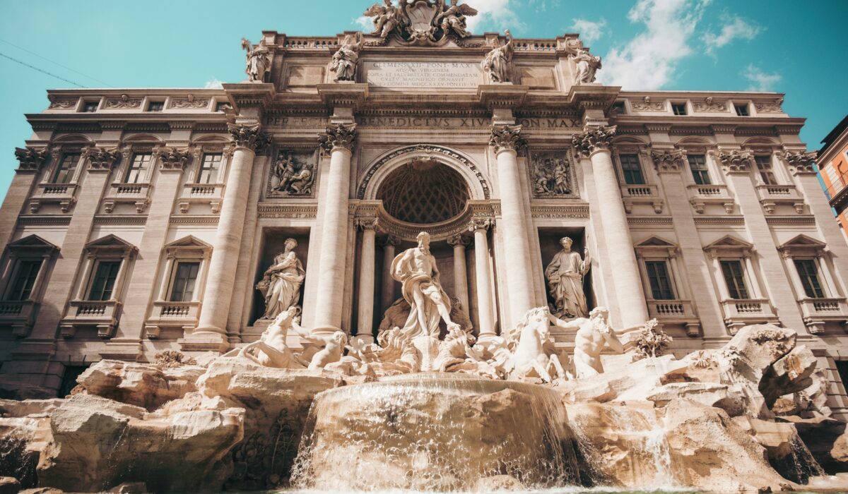 Vista de la Fontana di Trevi, famosa fuente barroca en Roma.