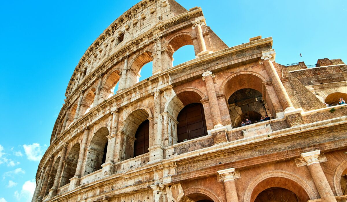 Vista impresionante del Coliseo de Roma, símbolo de la antigua civilización.