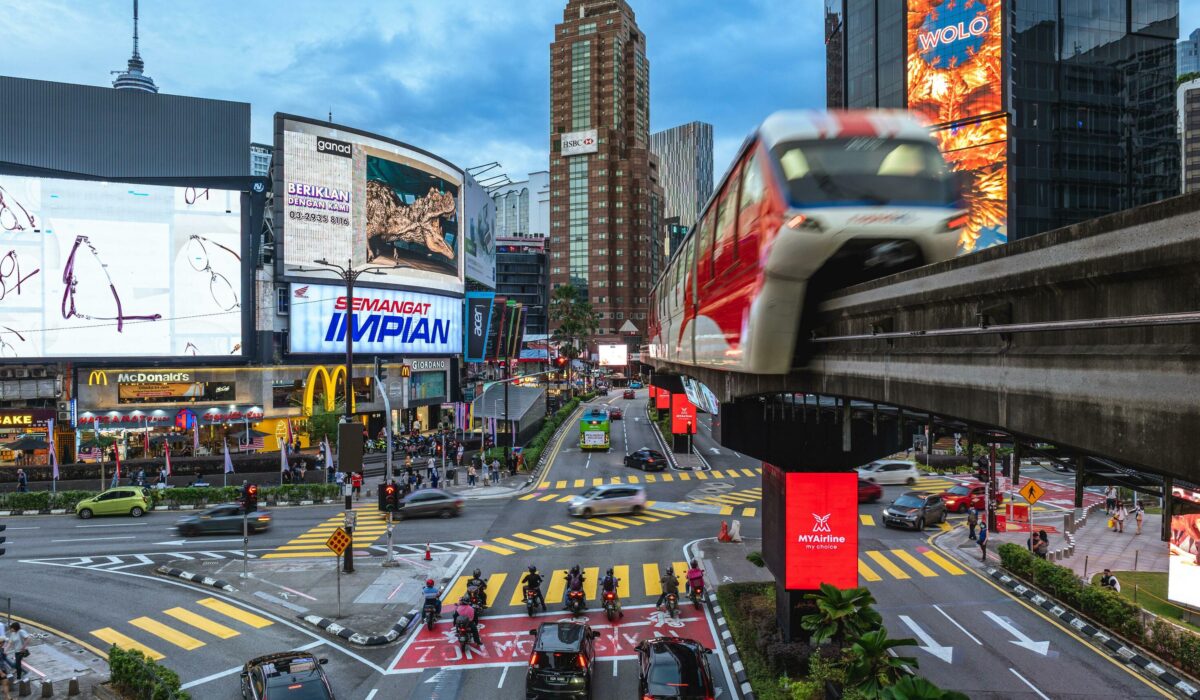 La animada calle principal de Bukit Bintang, llena de tiendas y centros comerciales.