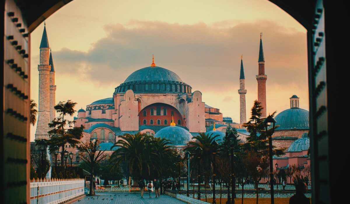 Vista impresionante de la Mezquita Santa Sofía, símbolo de Estambul.