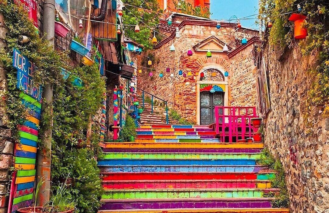 Escalera pintoresca rodeada de casas de piedra de colores en el barrio de Fener, Estambul.