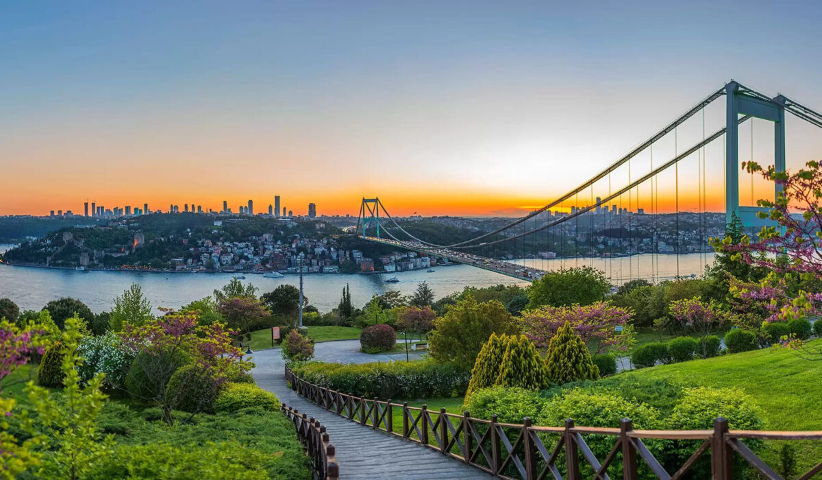 Vista desde el mirador de Çamlıca Tepesi con el Puente del Bósforo al atardecer