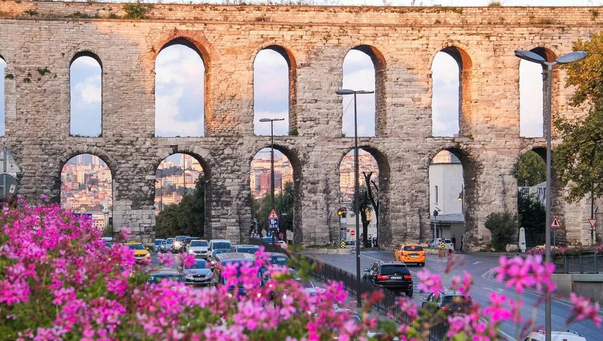 Vista del Acueducto de Valente con tráfico de Estambul al fondo.