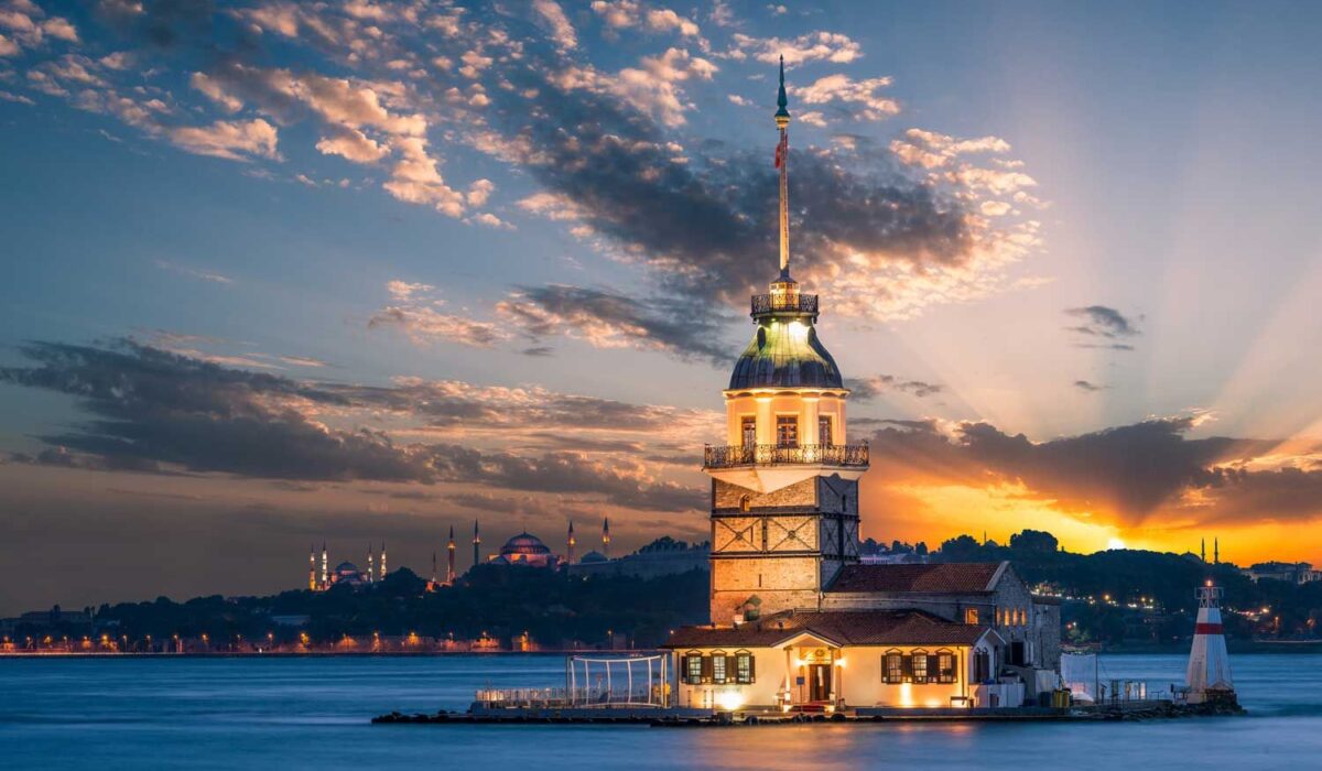 Vista de la Torre de la Doncella al amanecer con mezquitas de fondo en Estambul.