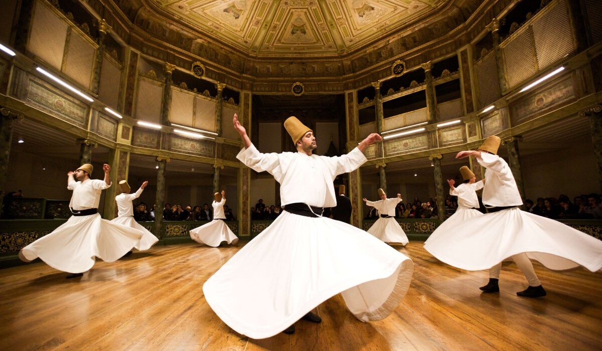 Derviches giradores realizando su danza en Estambul.