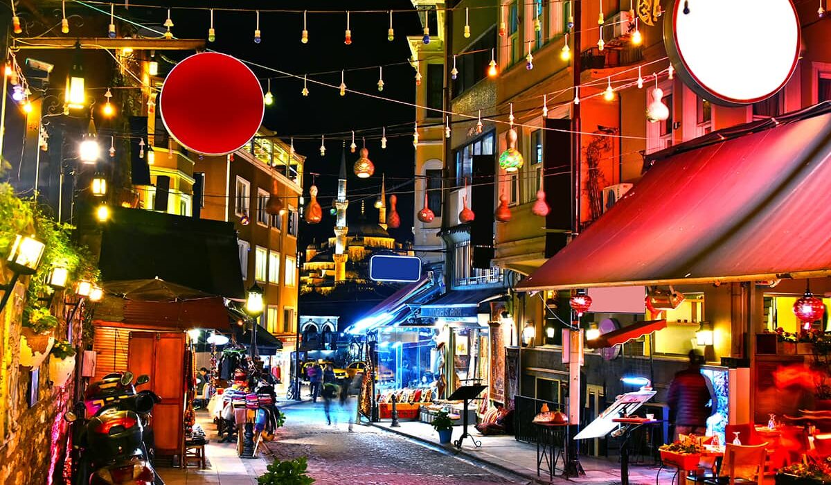 Vista nocturna del barrio de Kadıköy iluminado en Estambul.