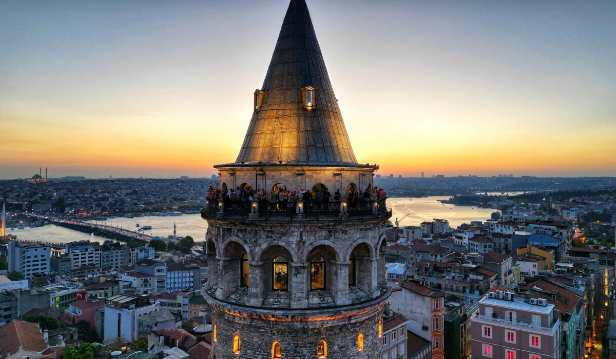 Panorámica de Estambul con la Torre de Galata en primer plano.