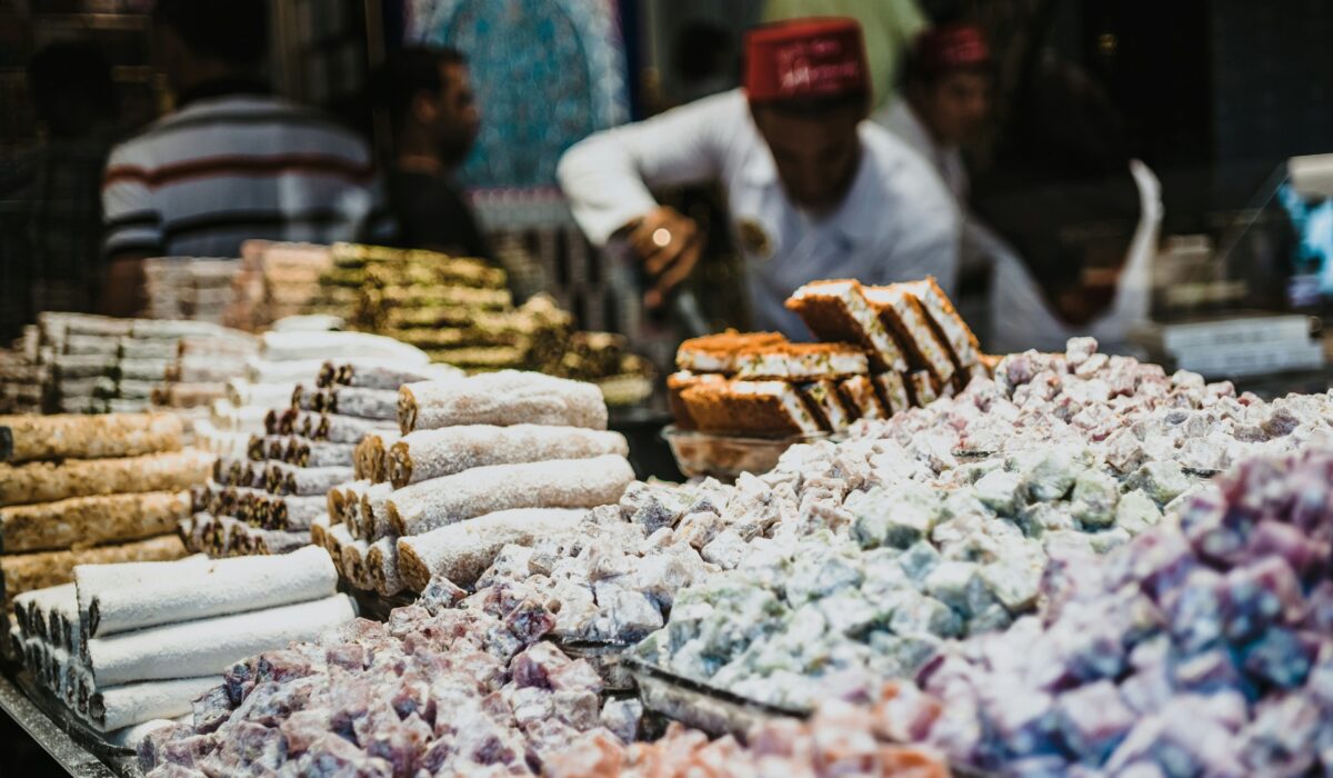 Coloridos dulces turcos expuestos en un puesto del Gran Bazar de Estambul.