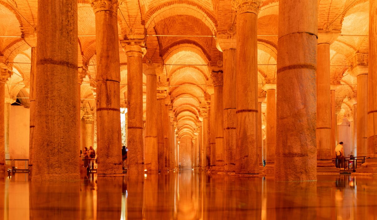 Vista del interior de la Cisterna Basílica con columnas y aguas reflejadas.