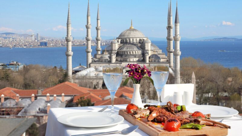 Vista desde lo alto de Sultanahmet con la Mezquita Azul en primer plano.