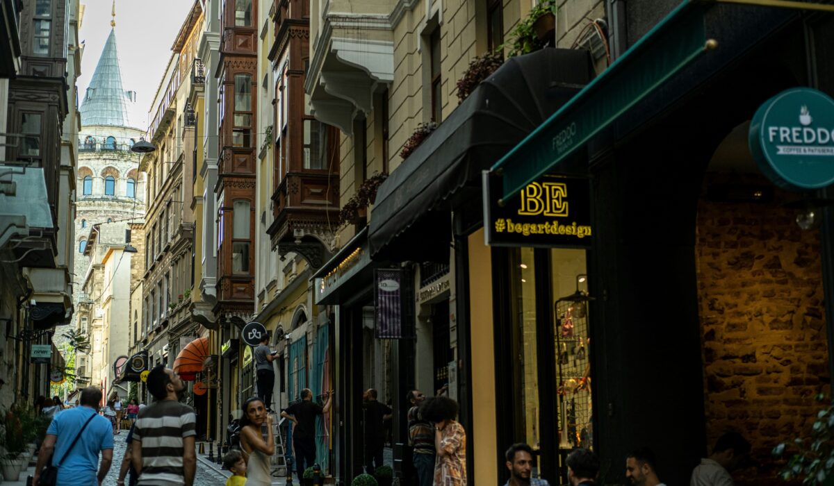 Vista de la zona de Galata con la Torre de Galata de fondo.