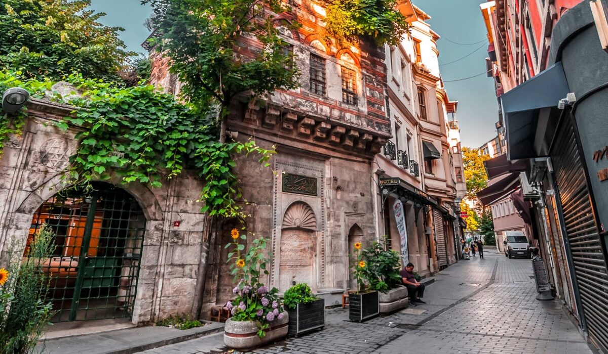 Callejuelas del barrio de Karaköy, con edificios históricos y ambiente vibrante.