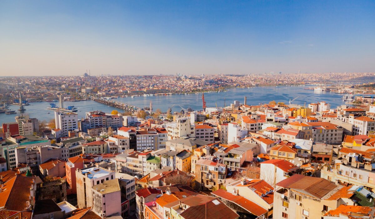 Vista desde lo alto del barrio de Kadıköy con el Bósforo de fondo.