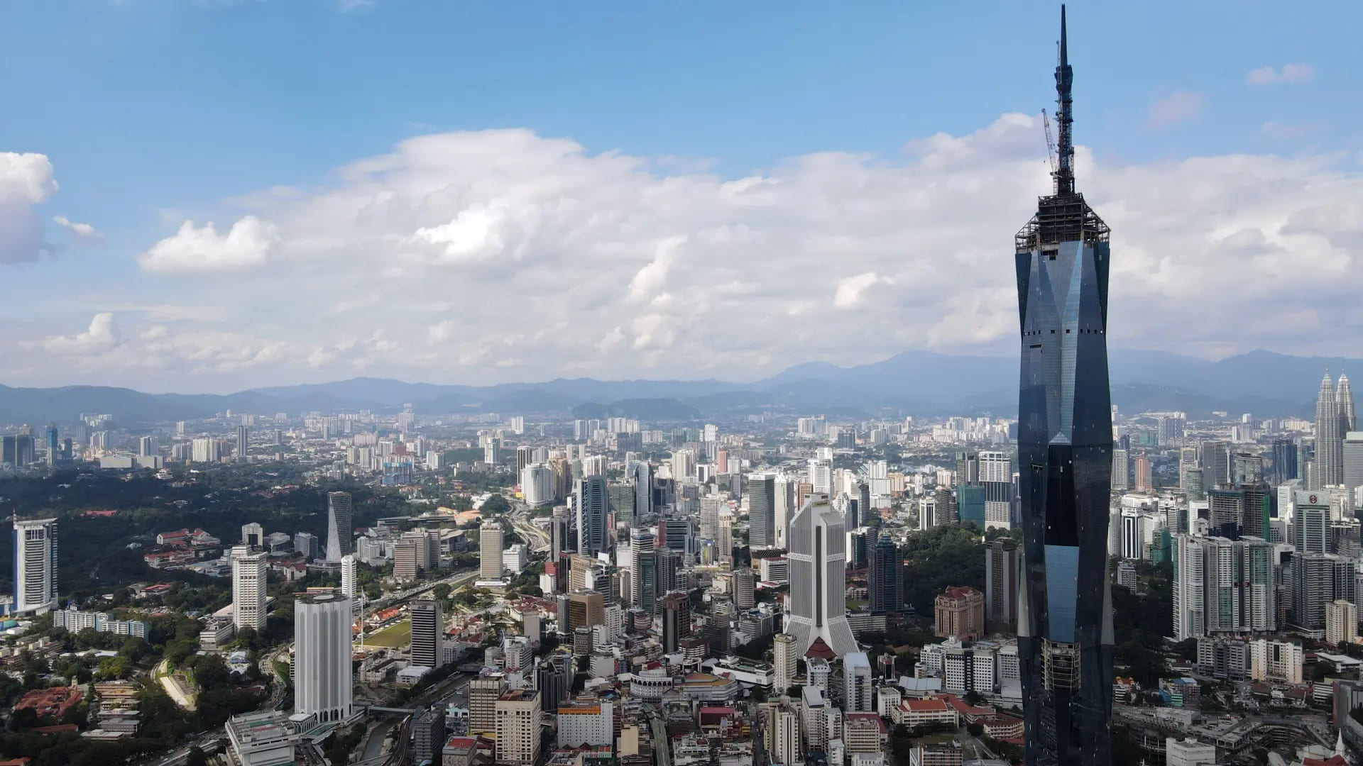 Vista panorámica del skyline de Kuala Lumpur con el Merdeka 118, el edificio más alto de Malasia.