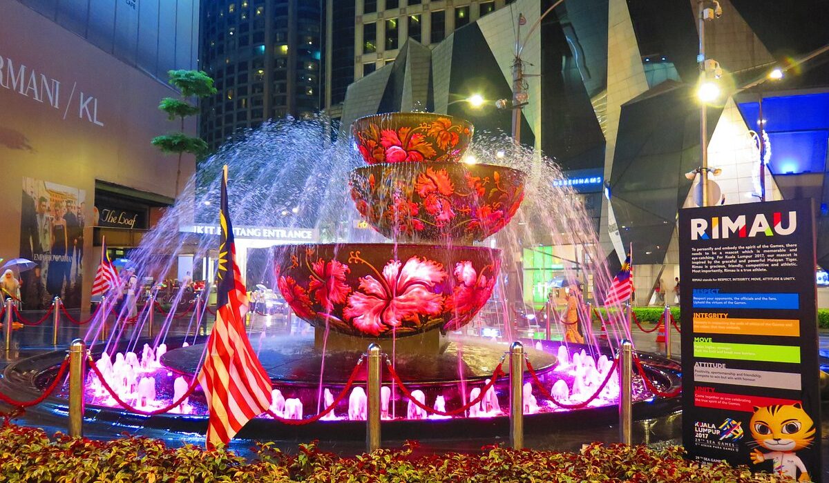 La Pavilion Crystal Fountain, un impresionante espectáculo rodeado de rascacielos en Kuala Lumpur.