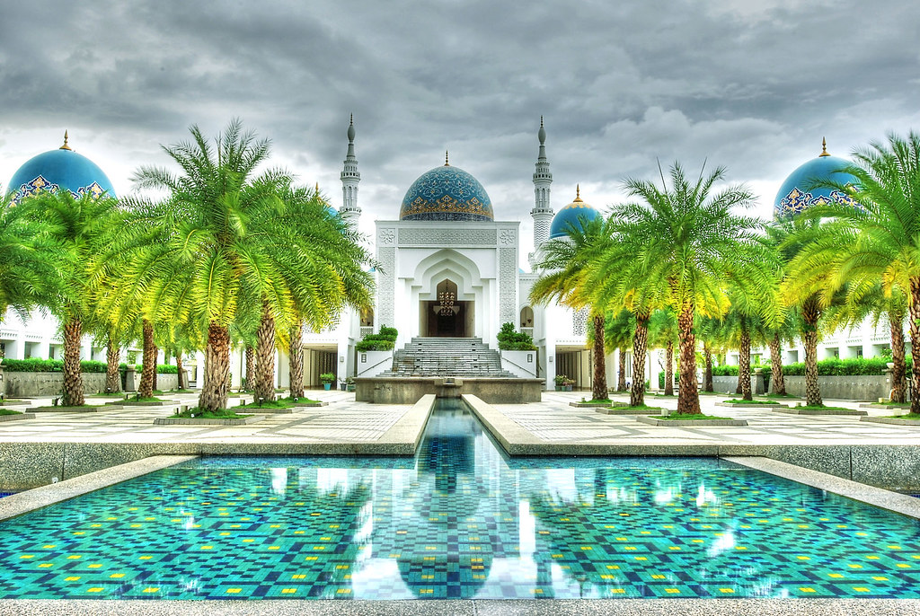 Vista de la impresionante arquitectura de la Mezquita Masjid Al Bukhari en Kuala Lumpur.