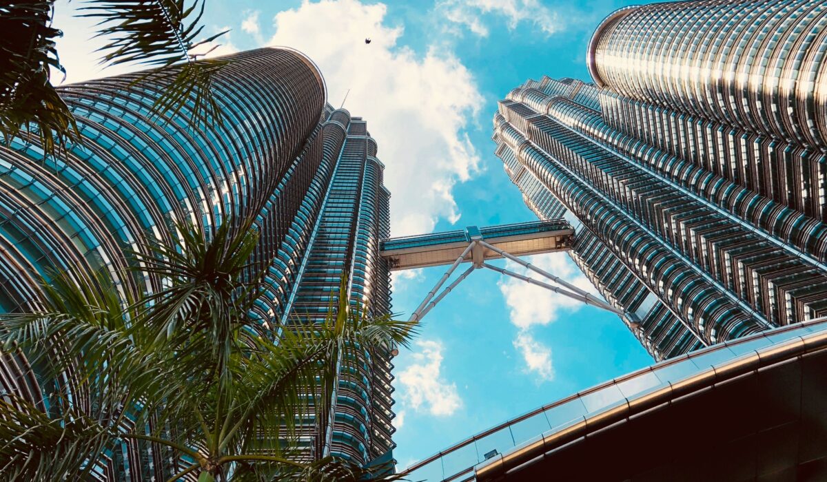 Vista desde la base de las Torres Petronas, destacando su majestuosidad y diseño arquitectónico.