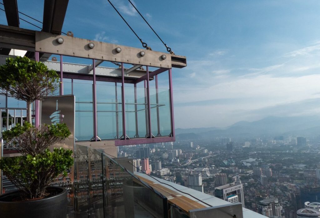 Panorámica desde la KL Tower con la skybox, mostrando Kuala Lumpur desde las alturas.