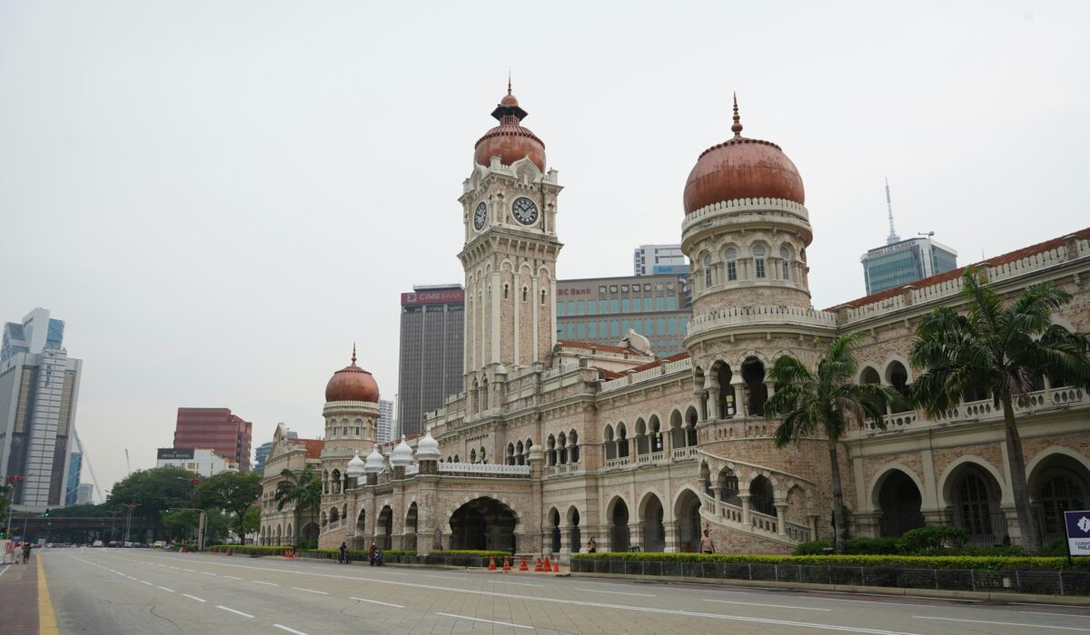 Palacio del Sultan Abdul Samad en la Plaza de Merdeka, un impresionante ejemplo de la arquitectura colonial en Kuala Lumpur.