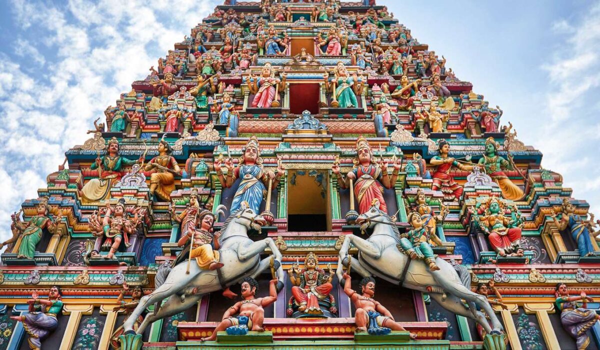 Fachada del Templo Sri Maha Mariamman en Kuala Lumpur, mostrando su vibrante arquitectura y colores.