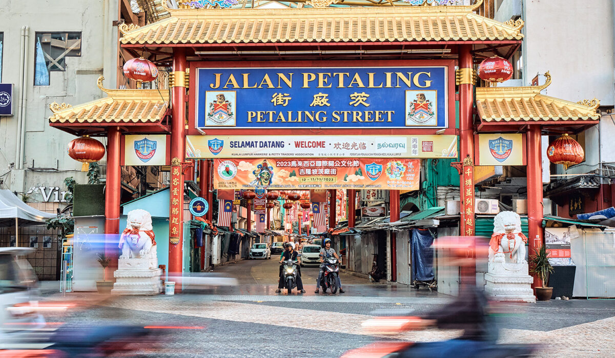 Entrada de Petaling Street, el famoso mercado callejero de Kuala Lumpur, lleno de vida y color