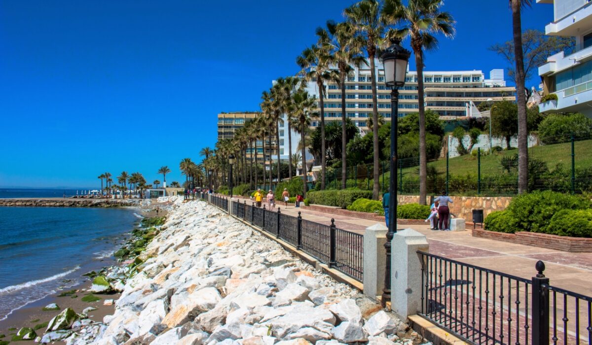 Vista del Paseo Marítimo de Marbella en un día soleado, ideal para disfrutar del sol y la brisa del mar.