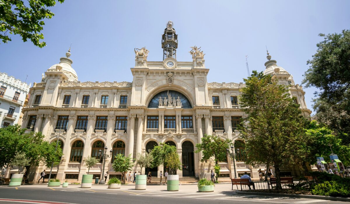 Edificio de Correos y Telégrafos en la Plaza del Ayuntamiento de Valencia, una joya arquitectónica modernista en el centro de la ciudad.