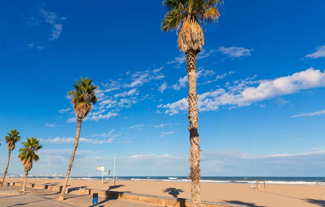 Playa de la Malvarrosa en Valencia, un destino ideal para disfrutar del sol y el mar.