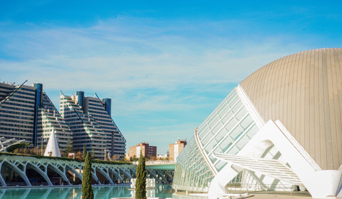 Perspectiva del auditorio de la Ciudad de las Artes y las Ciencias, un ejemplo de arquitectura contemporánea.