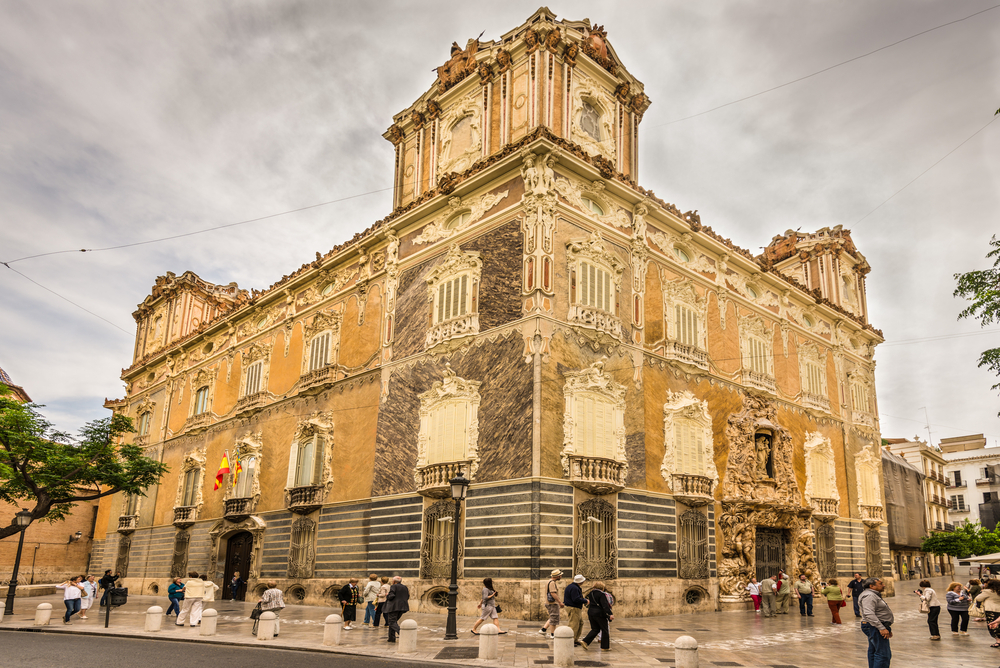 Palacio del Marqués de Dos Aguas en Valencia, un ejemplo impresionante de arquitectura barroca.